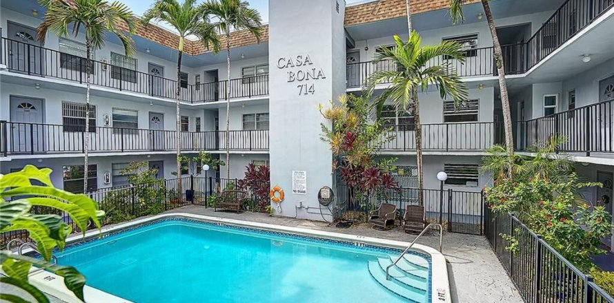 Condominio en Hallandale Beach, Florida, 2 dormitorios  № 2085040