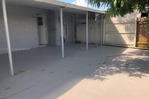 Villa ou maison à louer à Miami Gardens, Floride: 2 chambres, 89.19 m2 № 1714250 - photo 13