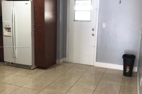 Villa ou maison à louer à Miami Gardens, Floride: 2 chambres, 89.19 m2 № 1714250 - photo 8