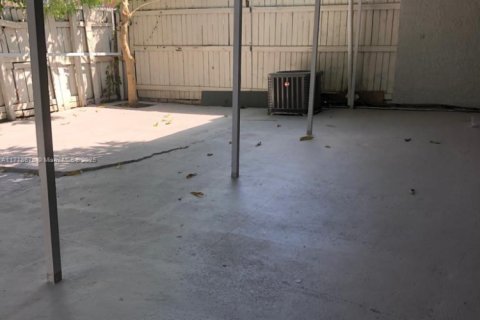 Villa ou maison à louer à Miami Gardens, Floride: 2 chambres, 89.19 m2 № 1714250 - photo 10
