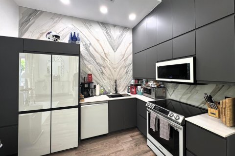 Снять в аренду таунхаус в Майами-Бич, Флорида 3 комнаты, 147.71м2, № 2250967 - фото 5