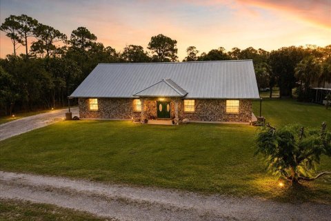 Villa ou maison à Grant-Valkaria, Floride 4 chambres, 296.45 m2 № 2176526