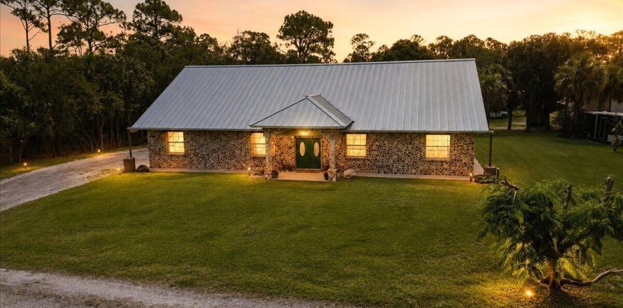 Villa ou maison à Grant-Valkaria, Floride 4 chambres, 296.45 m2 № 2176526