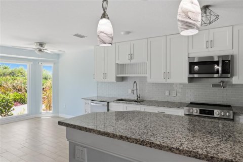 House in Bradenton, Florida 3 bedrooms, 214.7 sq.m. № 2214578 - photo 11
