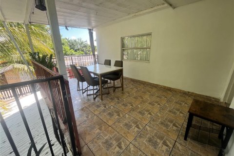 Casa en venta en Miami, Florida, 10 dormitorios, 312.15 m2 № 1993416 - foto 4