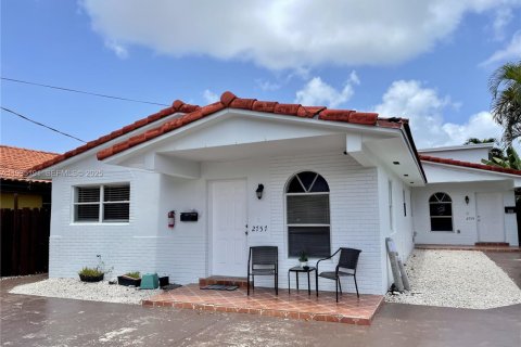 Casa en venta en Miami, Florida, 10 dormitorios, 312.15 m2 № 1993416 - foto 2