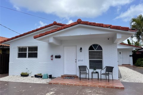 Casa en venta en Miami, Florida, 10 dormitorios, 312.15 m2 № 1993416 - foto 1