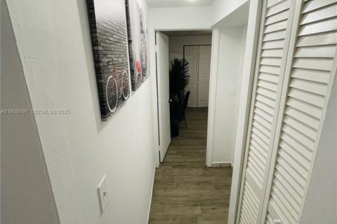 Casa en venta en Miami, Florida, 10 dormitorios, 312.15 m2 № 1993416 - foto 9