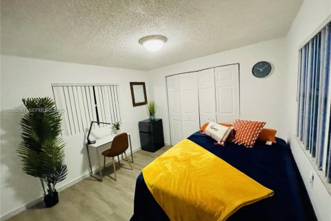 Casa en venta en Miami, Florida, 10 dormitorios, 312.15 m2 № 1993416 - foto 8