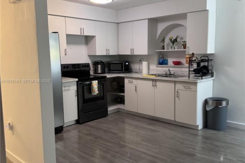 Casa en venta en Miami, Florida, 10 dormitorios, 312.15 m2 № 1993416 - foto 6