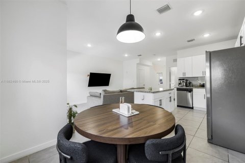 Townhouse in Homestead, Florida 4 bedrooms, 156.08 sq.m. № 1890076 - photo 14
