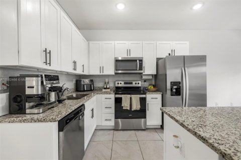 Townhouse in Homestead, Florida 4 bedrooms, 156.08 sq.m. № 1890076 - photo 9