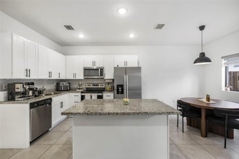 Townhouse in Homestead, Florida 4 bedrooms, 156.08 sq.m. № 1890076 - photo 17