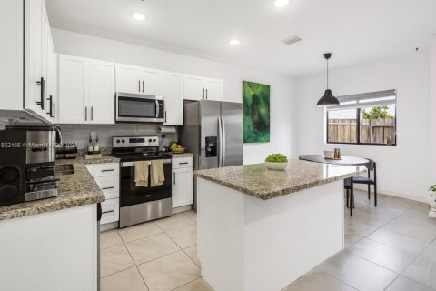 Townhouse in Homestead, Florida 4 bedrooms, 156.08 sq.m. № 1890076 - photo 1