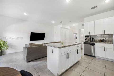 Townhouse in Homestead, Florida 4 bedrooms, 156.08 sq.m. № 1890076 - photo 13
