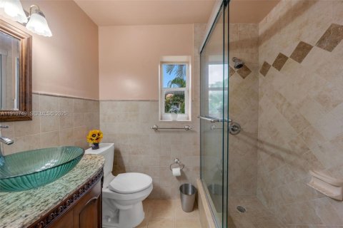 Villa ou maison à vendre à Miami, Floride: 4 chambres, 390.75 m2 № 1977129 - photo 17