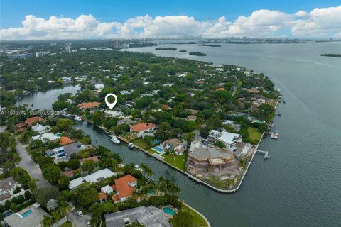 Villa ou maison à vendre à Miami, Floride: 4 chambres, 390.75 m2 № 1977129 - photo 1
