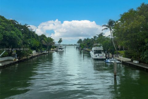 Villa ou maison à vendre à Miami, Floride: 4 chambres, 390.75 m2 № 1977129 - photo 7