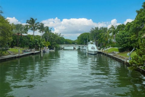 Villa ou maison à vendre à Miami, Floride: 4 chambres, 390.75 m2 № 1977129 - photo 23