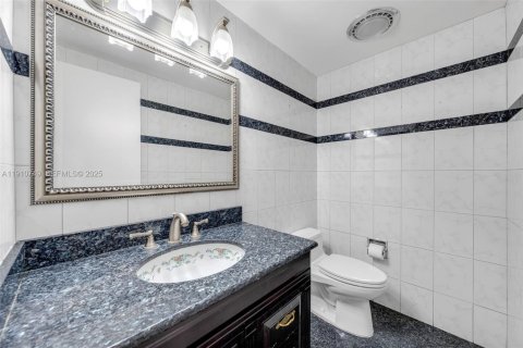 Villa ou maison à vendre à Miami, Floride: 4 chambres, 390.75 m2 № 1977129 - photo 21