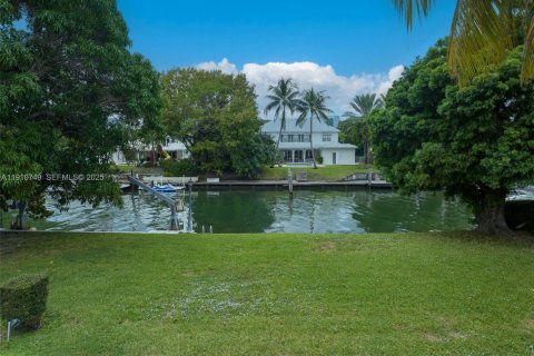 Villa ou maison à vendre à Miami, Floride: 4 chambres, 390.75 m2 № 1977129 - photo 8