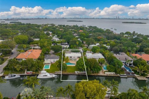Villa ou maison à vendre à Miami, Floride: 4 chambres, 390.75 m2 № 1977129 - photo 2