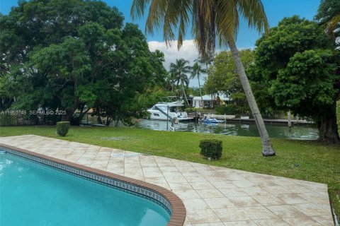 Villa ou maison à vendre à Miami, Floride: 4 chambres, 390.75 m2 № 1977129 - photo 11