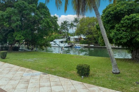 Villa ou maison à vendre à Miami, Floride: 4 chambres, 390.75 m2 № 1977129 - photo 22