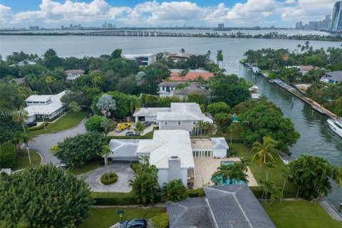Villa ou maison à vendre à Miami, Floride: 4 chambres, 390.75 m2 № 1977129 - photo 29
