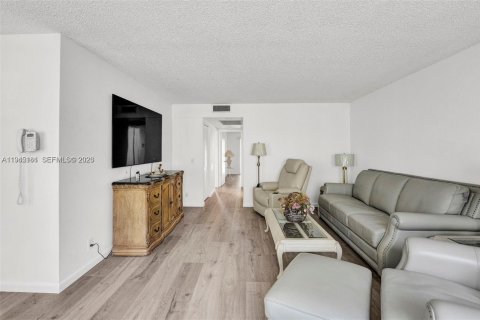 Condo in Pembroke Pines, Florida, 2 bedrooms  № 2001536 - photo 12