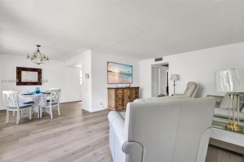 Condo in Pembroke Pines, Florida, 2 bedrooms  № 2001536 - photo 11