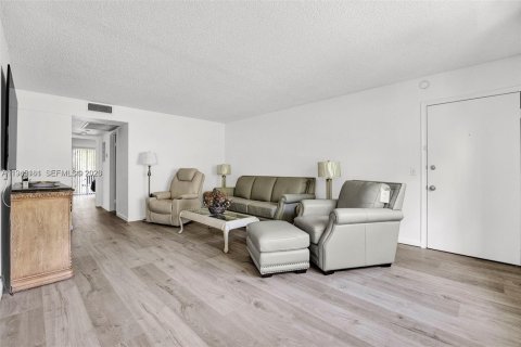 Condo in Pembroke Pines, Florida, 2 bedrooms  № 2001536 - photo 16