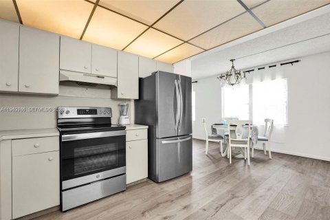 Condo in Pembroke Pines, Florida, 2 bedrooms  № 2001536 - photo 9