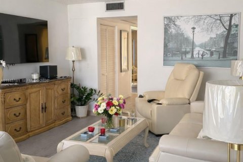 Condo in Pembroke Pines, Florida, 2 bedrooms  № 2001536 - photo 3