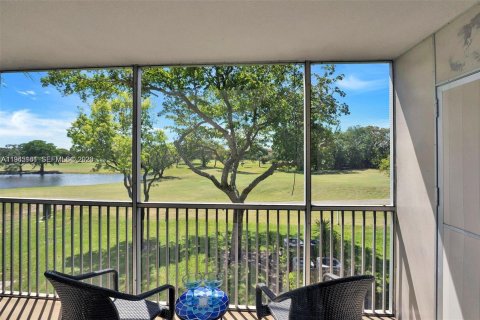 Condo in Pembroke Pines, Florida, 2 bedrooms  № 2001536 - photo 29