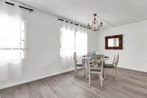 Condo in Pembroke Pines, Florida, 2 bedrooms  № 2001536 - photo 14