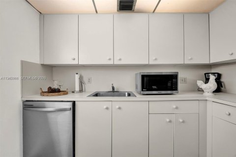 Condo in Pembroke Pines, Florida, 2 bedrooms  № 2001536 - photo 10