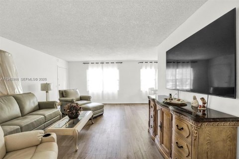 Condo in Pembroke Pines, Florida, 2 bedrooms  № 2001536 - photo 13