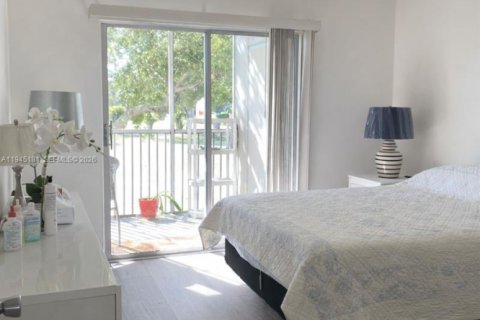 Condo in Pembroke Pines, Florida, 2 bedrooms  № 2001536 - photo 5