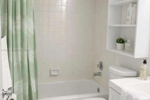 Condo in Pembroke Pines, Florida, 2 bedrooms  № 2001536 - photo 4