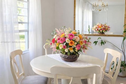 Condo in Pembroke Pines, Florida, 2 bedrooms  № 2001536 - photo 2