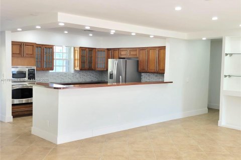 Casa en venta en Sunny Isles Beach, Florida, 3 dormitorios, 121.24 m2 № 1730359 - foto 3