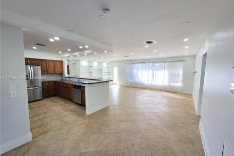 Casa en venta en Sunny Isles Beach, Florida, 3 dormitorios, 121.24 m2 № 1730359 - foto 7