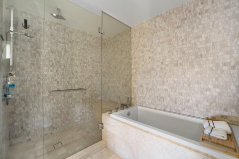 Condo in Miami, Florida, 1 bedroom  № 2087575 - photo 14