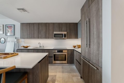 Condo in Miami, Florida, 1 bedroom  № 2087575 - photo 2