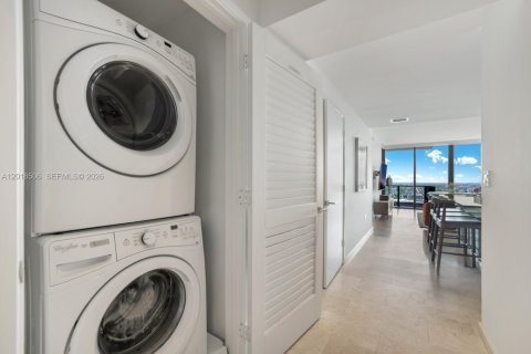 Condo in Miami, Florida, 1 bedroom  № 2087575 - photo 18