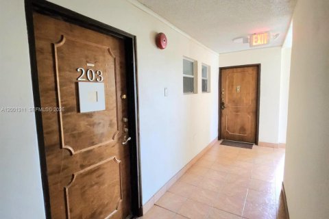 Condo in Miami Beach, Florida, 1 bedroom  № 2066818 - photo 4