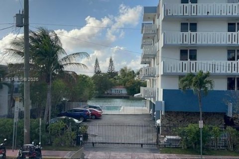 Condo in Miami Beach, Florida, 1 bedroom  № 2066818 - photo 15