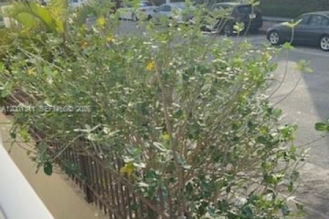 Condo in Miami Beach, Florida, 1 bedroom  № 2066818 - photo 13