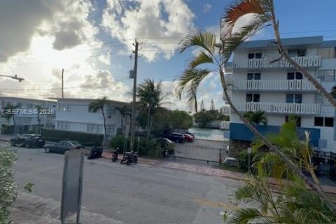 Condo in Miami Beach, Florida, 1 bedroom  № 2066818 - photo 14